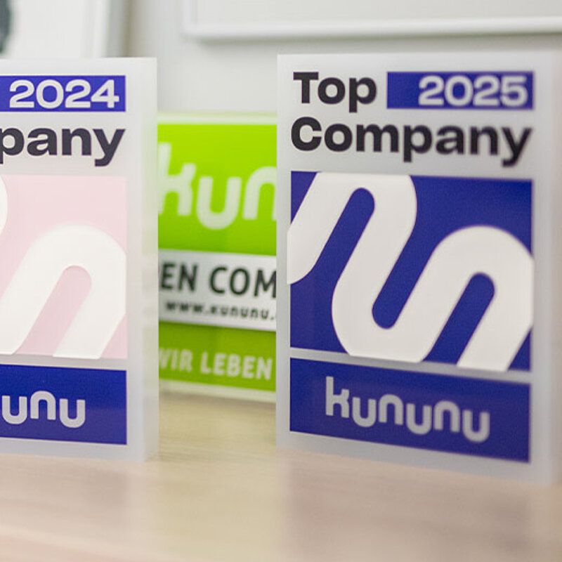 Foto mit Zertifikaten von kununu und Great Place to Work, die ponturo als attraktiven Arbeitgeber ausgezeichnet haben.